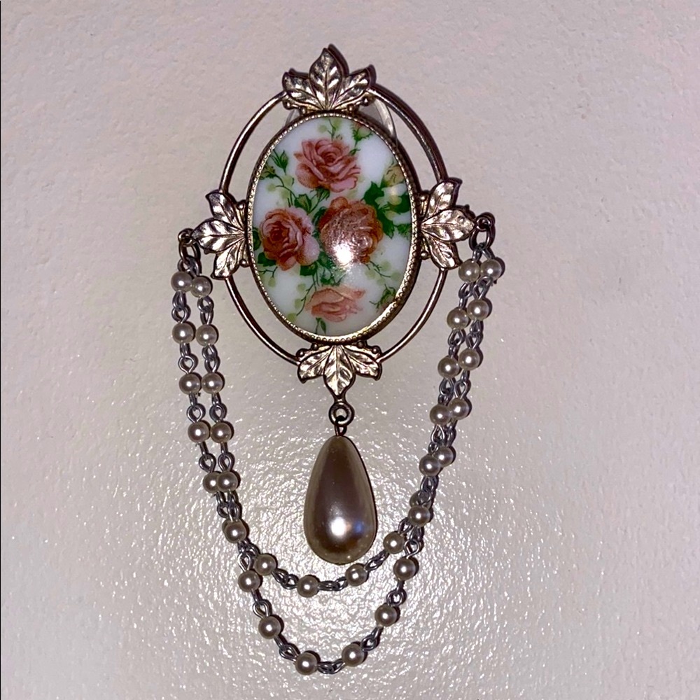 Vintage Elegant Floral Pin with Pearl Accent just beautiful 💕silver back